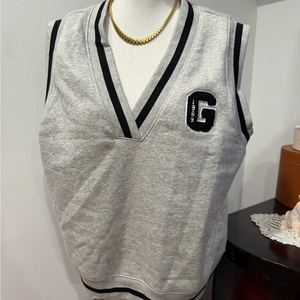 GAP Gray V-Neck Sweater Vest - Picture 1 of 12